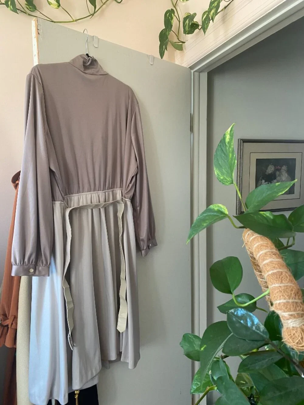 Vintage Leslie Belle Tie Neck Dress – Made in Canada - Picture 4 of 4